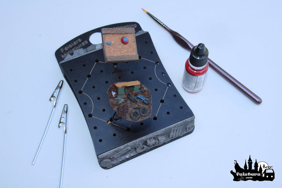 Miniatures Painting Holder - Scrapyard Theme