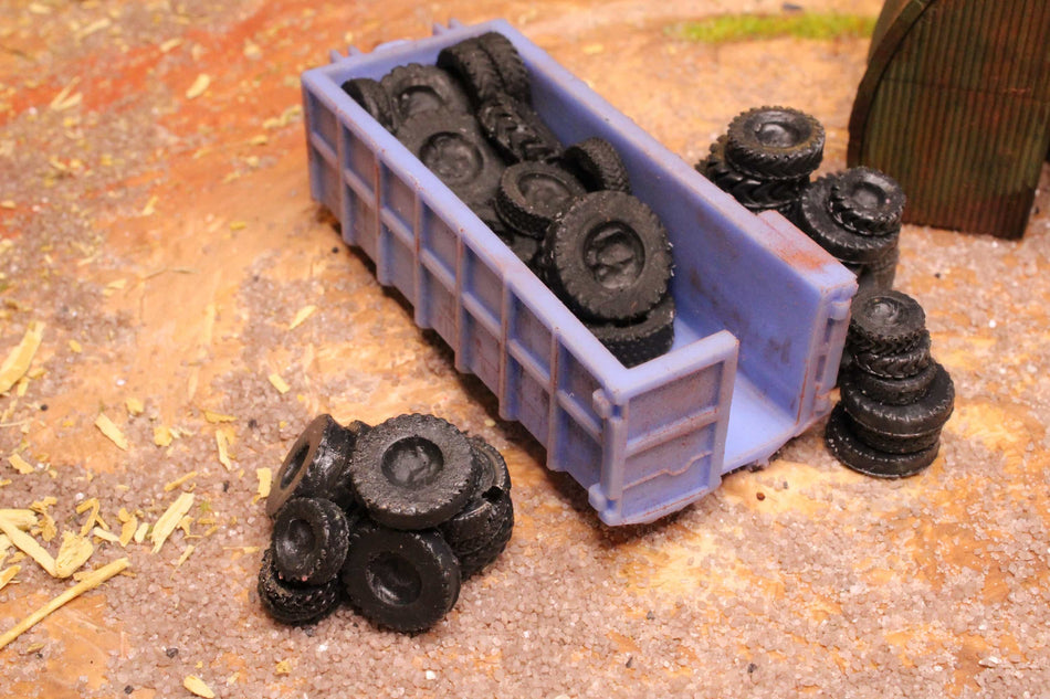 Blue High Container with Old tires- H0 Scale