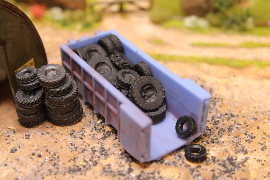 Blue High Container with old Tires - H0 Scale