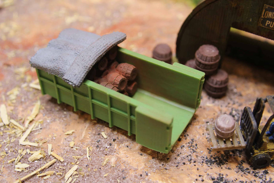 Container with barrels and a cover - H0 Scale