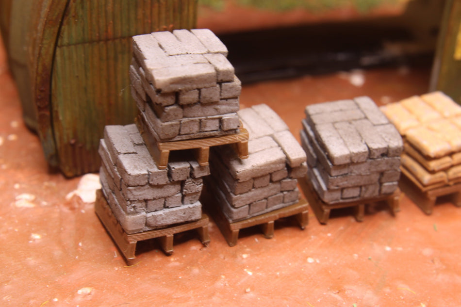 Set of 6 Pallets with Bricks and Sand- H0 Scale