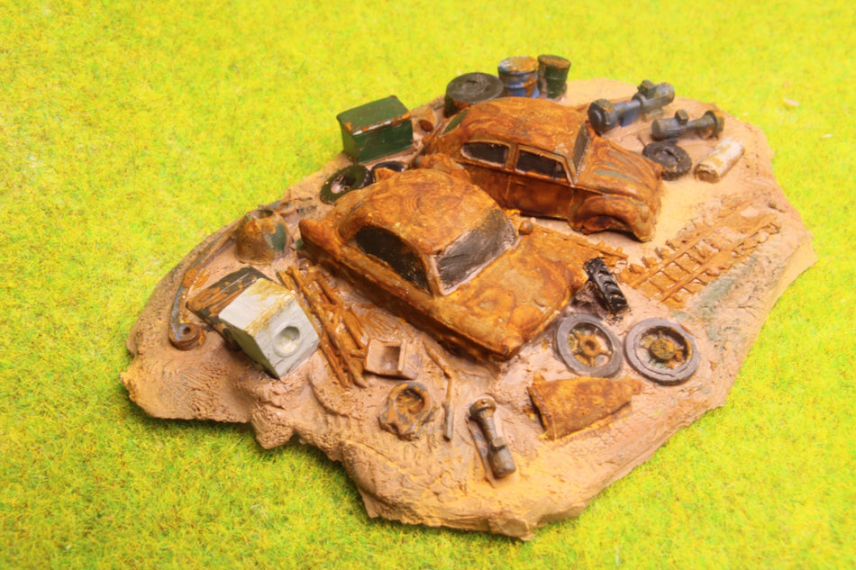 Scrapyard with Cars - H0 Scale